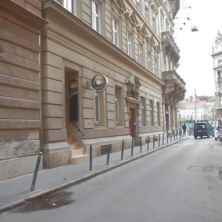Yes, Yes! Lovely Apartment Good Amenities Budapest Center エクステリア 写真