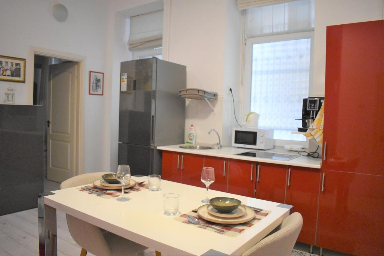 Yes, Yes! Lovely Apartment Good Amenities Budapest Center エクステリア 写真