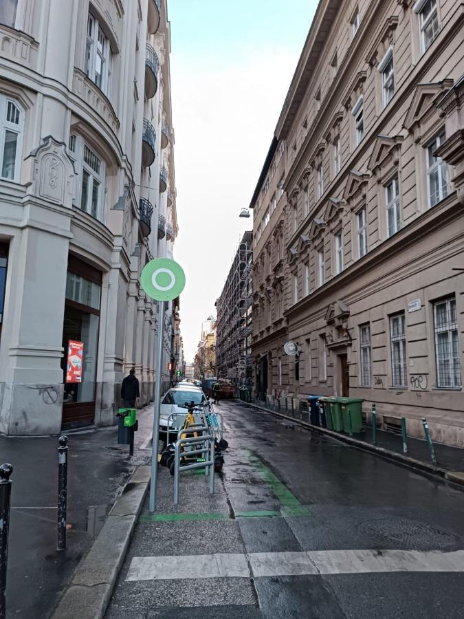 Yes, Yes! Lovely Apartment Good Amenities Budapest Center エクステリア 写真