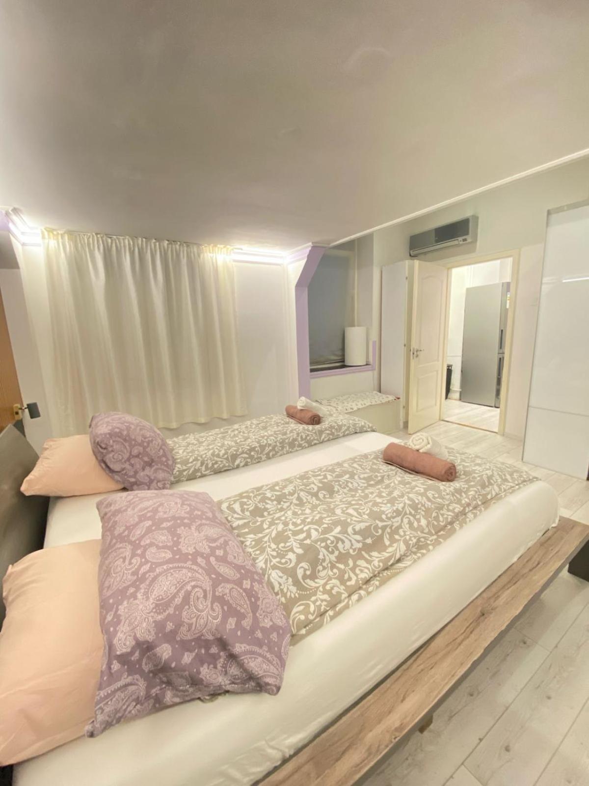 Yes, Yes! Lovely Apartment Good Amenities Budapest Center エクステリア 写真